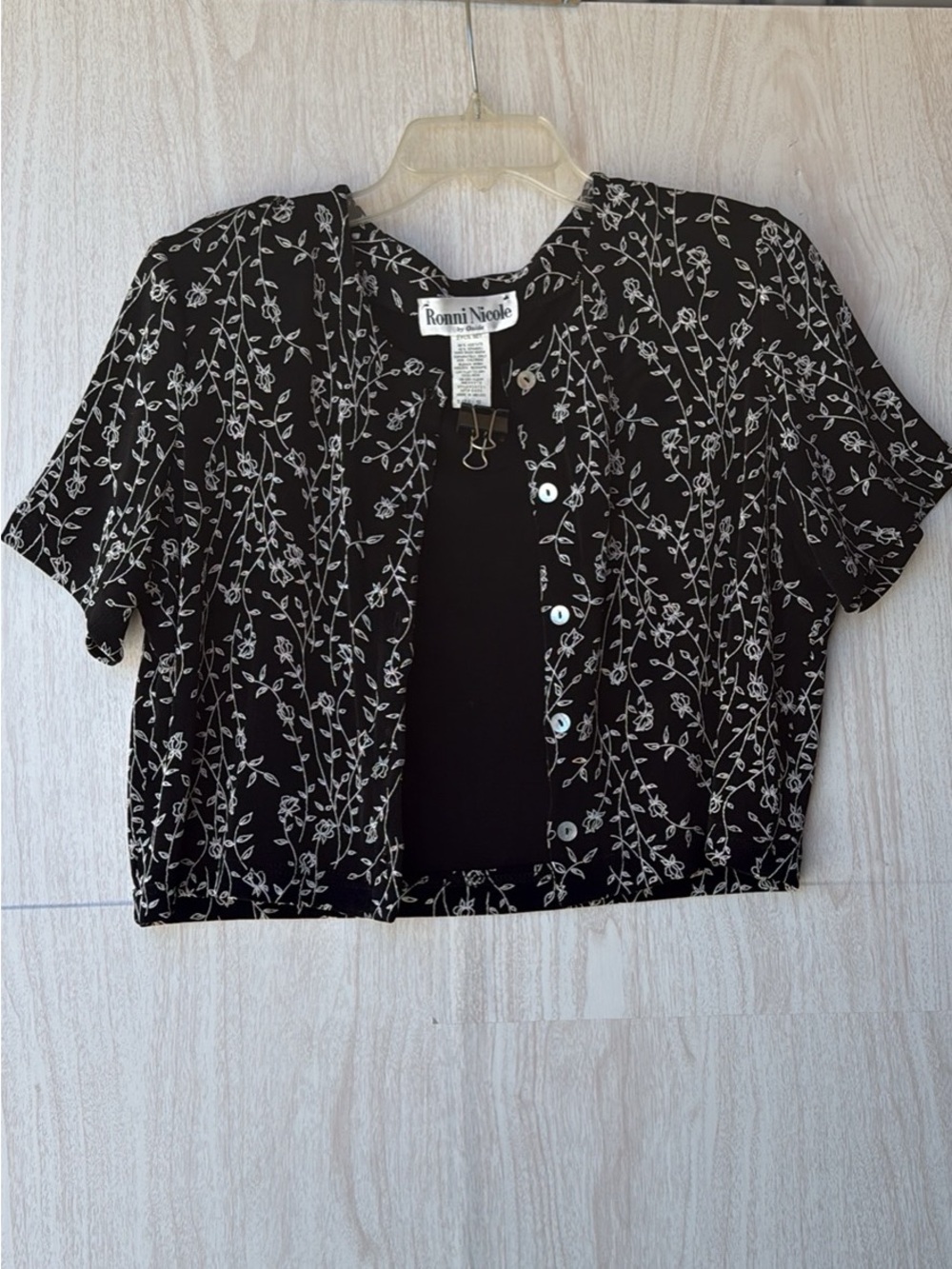 iris Black Floral Button-Front Crop Top